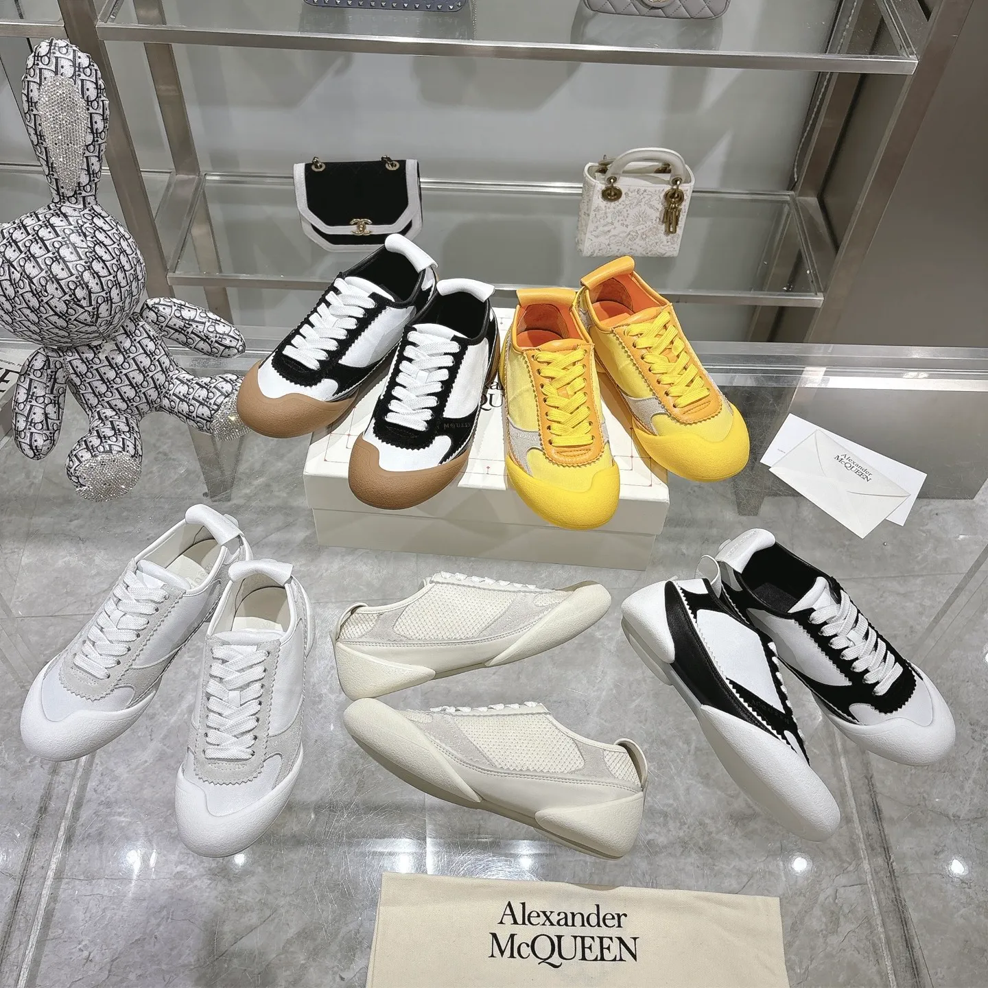 👟👟Ex-factory price 580👟👟 Men's size +10 2025 McQueen's new AIexanderMcQUEEN✅ The original quality has been certified! The original version is reproduced 1:1, and the latest products are available at the latest counters simultaneously. • McQueen logo • Round toe box • Lightweight segmented sole design, made of imported stretch breathable fabric + grained cowhide, soft inner lining and insole, comfortable for walking and not stuffy on the feet. Five colors: black and white • white • apricot • black brown • yellow Fabric: grained cowhide + stretch fabric + cow suede Insole: imported sheepskin Women’s model: 35–40 (40 for women is non-refundable) Men’s model: 40-45 (45 for men is non-refundable) Women’s model: (men’s model +10)